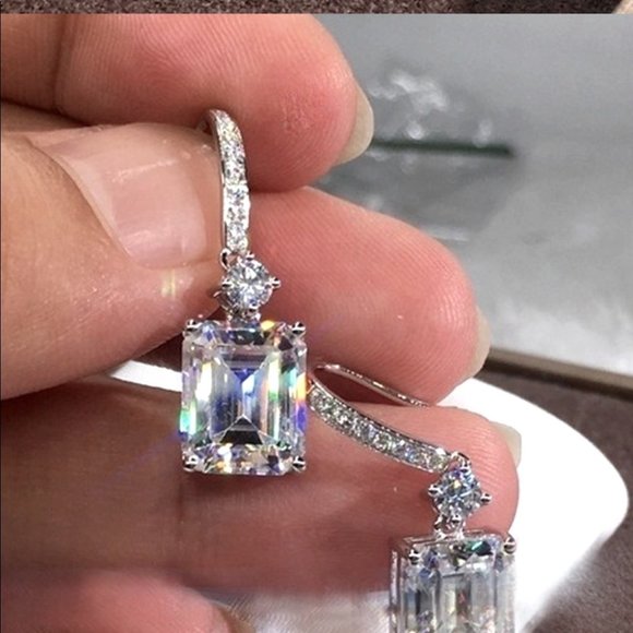 Jewelry - Beautiful dangle ear rings white sapphire earrings